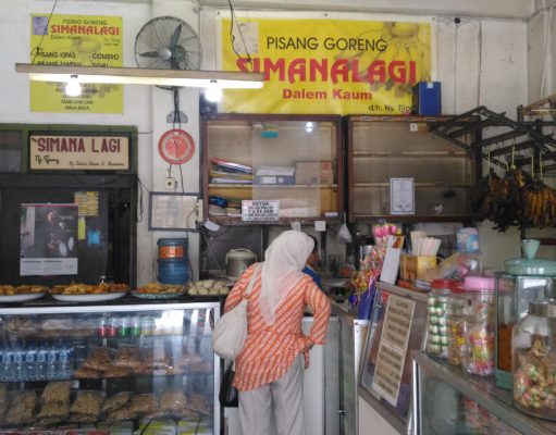 Secangkir Teh dan 5 Potong Pisang Goreng Simanalagi