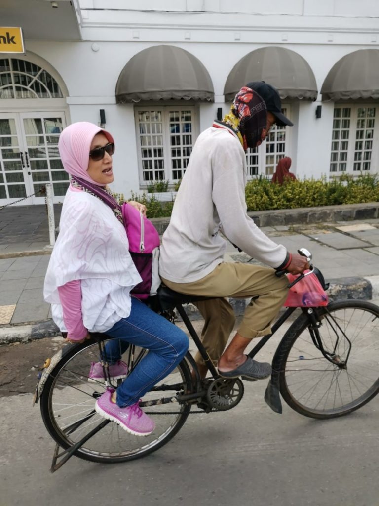 Peserta Indonesia Hidden Herritage naik sepeda ontel. (Foto: IHH/Wulan Suheri)