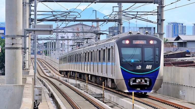 Aplikasi PeduliLindungi Bakal Jadi Syarat Naik MRT Jakarta?