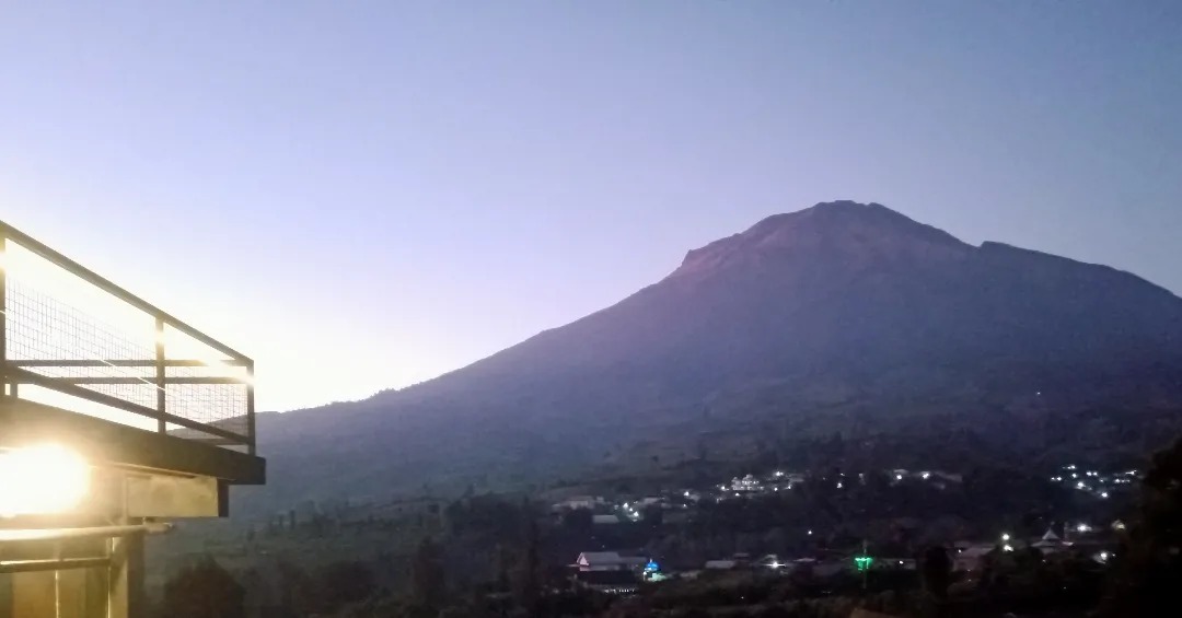 Menanti matahari terbit di Triple Tree Inn, Posong, Temanggung, Jawa Tengah. (Kredit foto: Travel Diva)