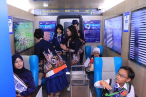 Suasana di dalam kereta tiruan di Wahana KAI 